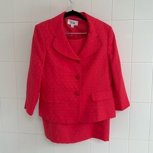 Lesuit size 12 skirt suit like new pink